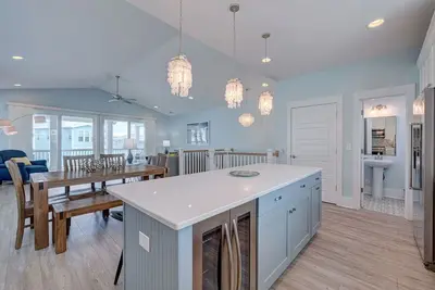 Image de Brand New! | Luxury Townhome | 2 Master Suites | Elevator | Pool and ocean view