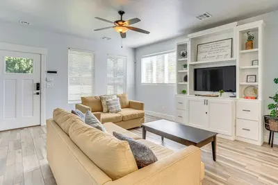 Image de Stylish Okc Farmhouse w/ Garden - Close to Ou