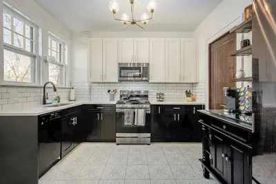 Image de Hot Tub | Game Room | Sauna | Deck | Fire Pit | Walk to Stadium/Downtown/Park