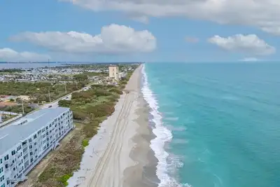 Image de Harbor Island beach house with private and public pools.