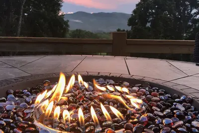 Image de Sunshine Hill - 4 Bedroom, 3. 5 Bath - Hot Tub, Arcade - 20 min to Asheville