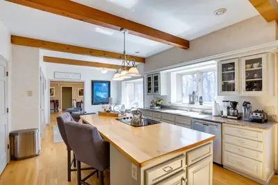 Image de Spacious & Secluded Madison Home Near Dtwn!