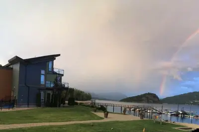 Image de Ideal lake home in a picturesque location 🏖 Sleep steps away from beach & water