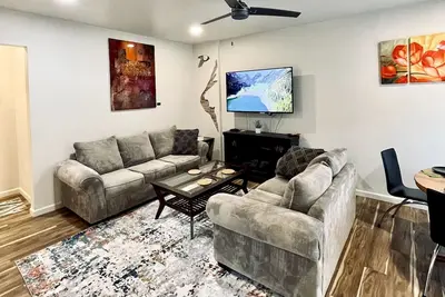 Image de Private, Main Street, Walking Distance, Heart of Downtown