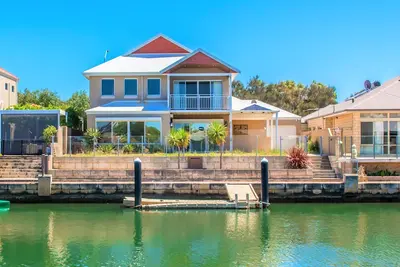 Image de “Waterlily House” - Luxury Mandurah Canal Holiday Home - Jetty, Bbq, Sleeps 14