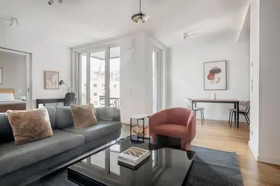 Image de Deluxe Mitte 1br with Apple Store in building, by Blueground