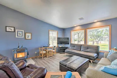 Image de Pet-Friendly Ocean Park Home w/ Decks & View!