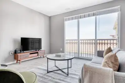Image de Chic Santana Row 2br w/ Pool & Garage, 10 mins to Google, by Blueground