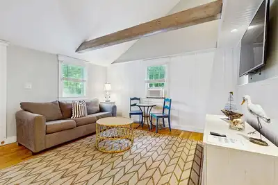 Image de Pristine bungalow with amazing walkable location - fast WiFi, firepit, & grill