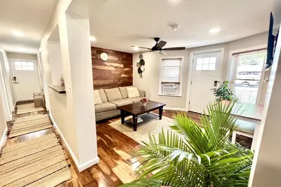Image de Ultra Modern 3 Br Apt - 5 min walk to the Beach!