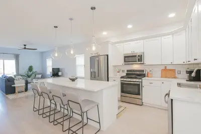 Image de 2 Blocks to Beach | New Construction | Multi- Level Decks | Pet Friendly