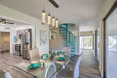 Image de Tropical Waterfront Home: Central Location!