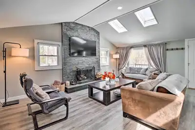 Image de Hot Tub & Fire Pit: Modern Pocono Mountain Home