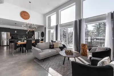 Image de Villa De Luxe Tremblant 4 Chambres avec Spa et Table Billard (B85)