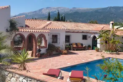 Image de Spacious villa with private pool & gardens. Great location with all amenities.