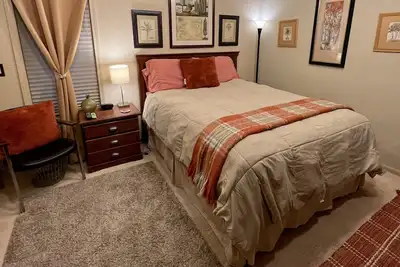 Image de Marcia’s Woodsy Wonderland Suite in Detroit Suburb