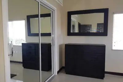 Image de Contemporary Apt. Close to Bob Marley Museum, includes Jacuzzi Bath,