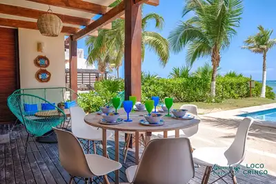Image de Elegant ground level beachfront condo with pool access, Ac and WiFi!