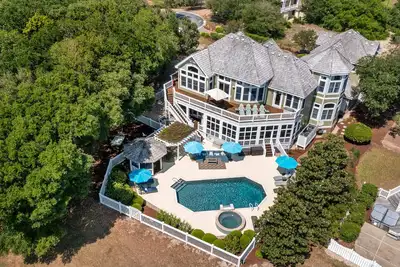 Par Excellence: Pool, Spa, Game Room, Elevator