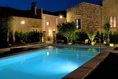 Image de Studio avec grande piscine dans la ville pittoresque de Patù (F)