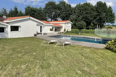 Image de Maison contemporaine avec piscine et tennis