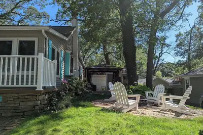 Image de Bluegill Cottage l Steps Away to Spring Lake! l Swim, Kayak, S'mores