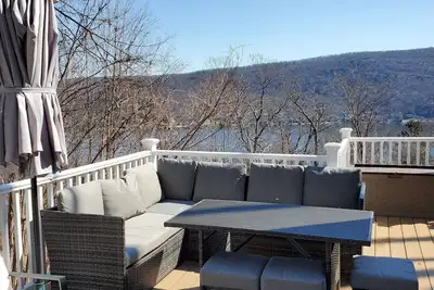 Image de cheerful residential home with gorgeous mountain lake view
