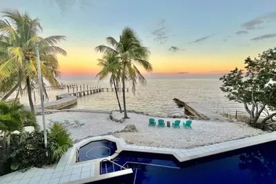 Direct Ocean Front Estate, Private Beach, Huge Salt Pool\/Hottub, Private Basin! !