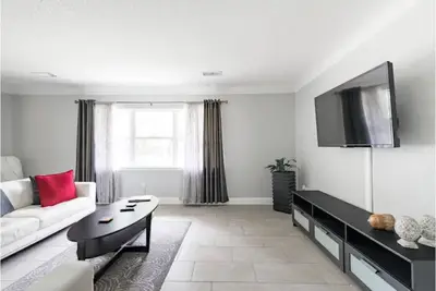Image de Modern get away in the heart of Gnv. Mins to Uf