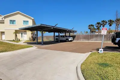 Image de Bungalow Tarvana #2 (3-Bedroom Home) by RedAwning
