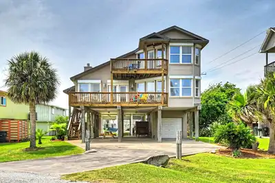 Top Floor Suite with Oceans Views, 3 Min Walk to Beach & Dog Friendly