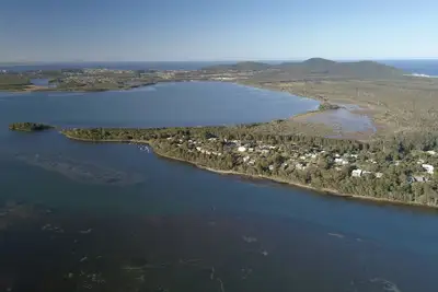 Image de Absolute lake front - lie in bed & listen to the fish jump!