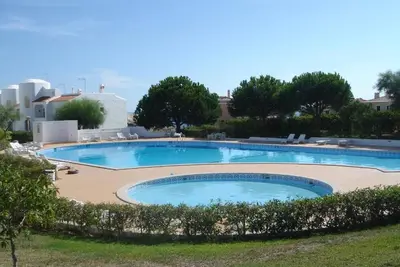 Apartment with communal pool, Wi-Fi and air conditioning, 800 m from the beach.