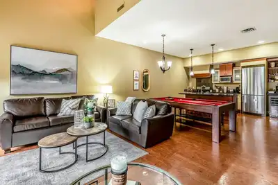 Image de Luxury 3-Br Penthouse | Indoor Pool & Hot Tub | Pool Table | 2 Decks + Mtn Views
