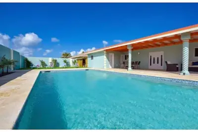 Image de Large Spacious pool\/patio with open concept near all amenities and best beaches.