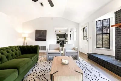Image de Charming Home 2mn from  U of A, super close to downtown
