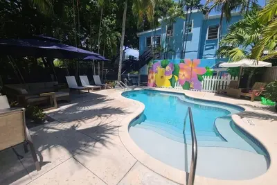 Image de 6 Br 6 Ba Guesthouse Suites on Duval free parking, private pool