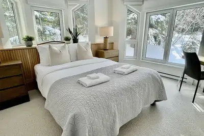 Image de Modern Luxury 4-Br Whistler Village Townhome Ski-In Ski-Out Skier's Plaza