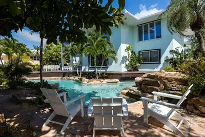 Image de Great deal! Private pool and dock. Five minute bike ride to Sombrero Beach.