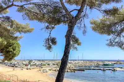 Image de Appartement avec Wifi, climatisation, piscine, bain à remous, Tv, terrasse, animaux admis, parking