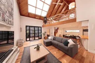 Image de Light-Filled Photography Studio in Garden Setting