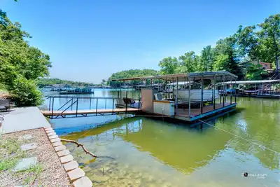 Image de No Wake Cove! 7bed/5baths, Gameroom, Bar, Dining seats 22! Sleeps 22!