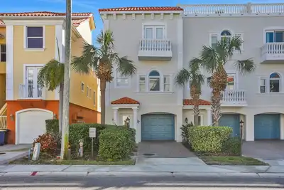 Image de Beautiful 3-level bayfront home amazing views, dock & community pool