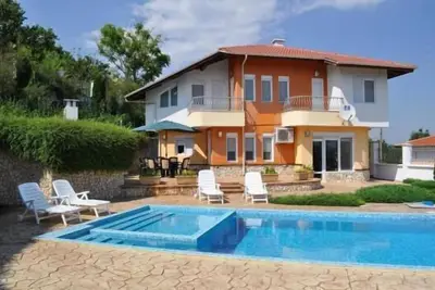 Image de Immaculate 6-Bed Villa in Balchic Bulgaria