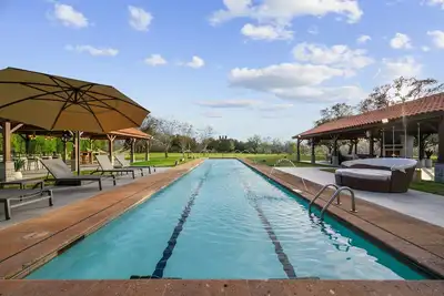 Image de Amazing! ! ! Beautiful Country House. -  Access to River, Olympic pool, Sleep 24.