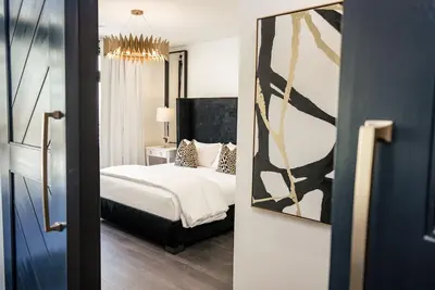 Image de Luxury in the Sky: Stylish & Bold Getaway in the Heart of New Orleans