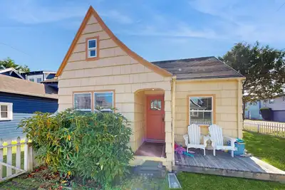 Image de Dog-friendly cottage with fireplace & enclosed yard - walk to beach/eateries