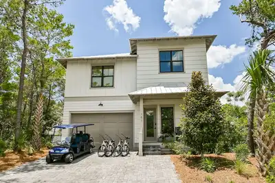 Image de *Brand New* Inlet Beach home - Six-Seater Golf Cart, Ev Friendly, Bikes, Paddle Board, Pool