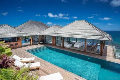 Image de An all around modern glass villa with an amazing panoramic view