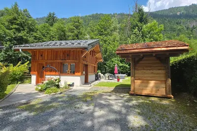 Image de Chalet \"Pierre d'Anatase\" avec vue sur les montagnes, terrasse, jardin et Wi-Fi.